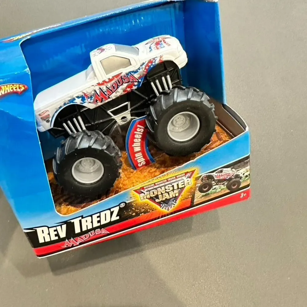 2009 Hot Wheels Monster Truck Jam Rev Tredz Madusa NIB - New